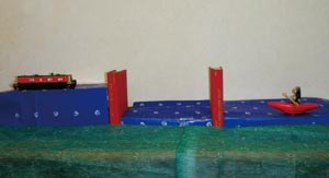ロックの仕組みを示した模型。上流扉にナロー・ボート、下流扉の右側にカヌー　写真:吉岡嶺二