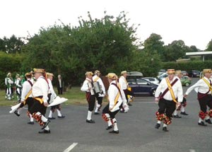 英国の盆踊りのようなものなのだろうか　写真:吉岡嶺二