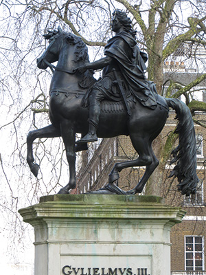 ウィリアム3世の騎馬像
は片足を上げている