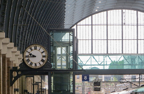 駅の時計がグリニッジ時刻を全国に広めた