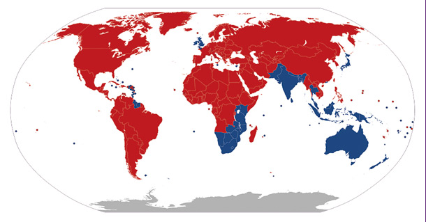 赤が左ハンドル国、青が右ハンドル国。エスカレーターの習慣とほぼ一致する