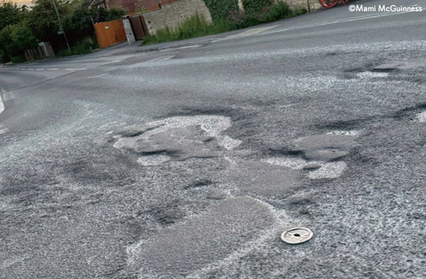 穴のあいたアスファルトの道路