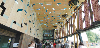 昨年新設された「ゴリラ・キングダム」では、右のガラス越しにゴリラを見るこ
とが出来る