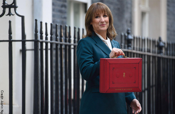 11月26日、秋の予算案を提出するため、ダウニング街11番地を出発するレイチェル・リーヴス財務相