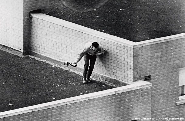 1970年代のロンドンデリー（デリー）で、建物の屋上から火炎瓶を投げようとしている男性