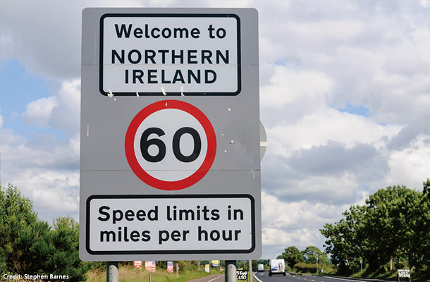 北アイルランドとアイルランドの国境に立つ交通標識