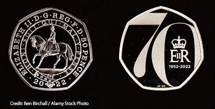 ロイヤル・ミントから販売されている50ペンス記念コイン。馬に乗ったエリザベス女王と「70」の数字がデザインされている