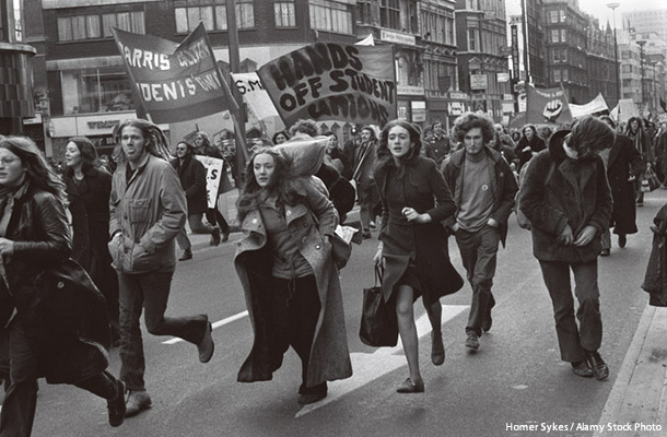 1972年、当時教育科学相だったサッチャーの政策に反対する学生たち