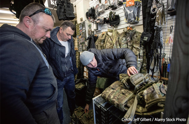 義勇軍へ参加する前に英国内で備品をそろえる在英のウクライナ人。義勇軍への参加は国を問わない