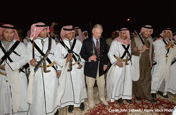 2015年の中東訪問で、サウジアラビア北西部アル・ウラーの旧市街で、伝統的な剣舞に参加するチャールズ（写真中央）