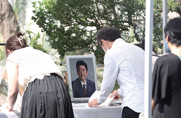 安倍晋三元首相の死去を受け、自民党本部に設けられた献花台を訪れる人たち＝7月11日午後、東京・永田町「時事（JIJI）」