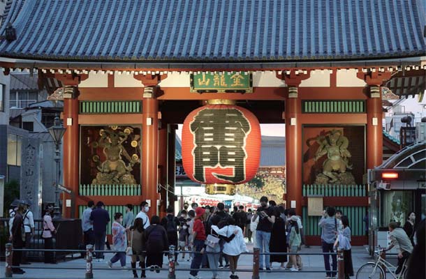 水際対策の大幅緩和の初日、観光客でにぎわう浅草＝10月11日午後、東京都台東区「時事（JIJI）」