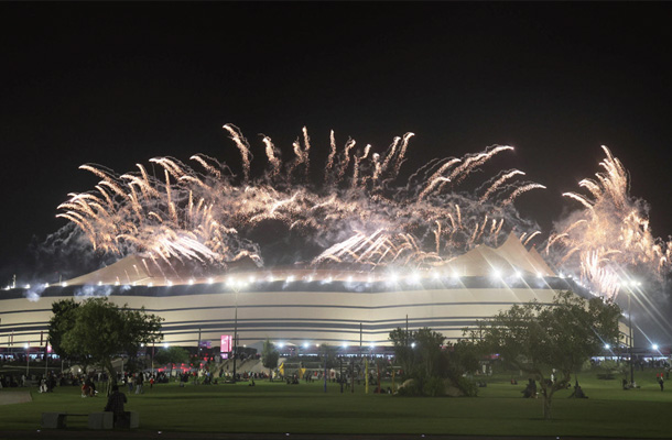 開会式が行われたアルベイト競技場から打ち上げられた花火＝11月20日、カタール・アルホル　「時事（JIJI）」