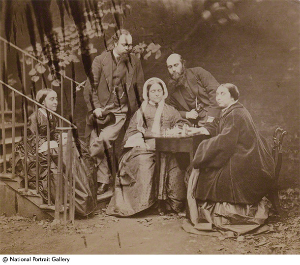 1863年にルイス・キャロルことC・L・ドジソンが撮影したロセッティ一家。母親を中心に、右から姉のマリア、弟のウィリアム、ロセッティ、階段に座る妹のクリスティーナ
