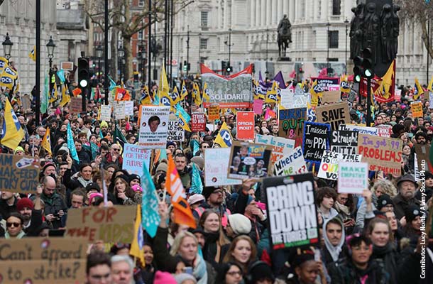 2023年2月1日、賃上げと労働環境の改善を求めて、4万人がロンドンの街で抗議デモを行った