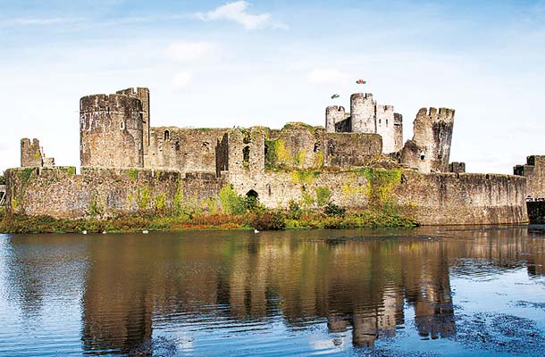 ウェールズのケルフィリー城（Caerphilly Castle）は、エドワード1世ではなく同地一体の領主であったノルマン人のギルバート・ド・クレアによって築城された