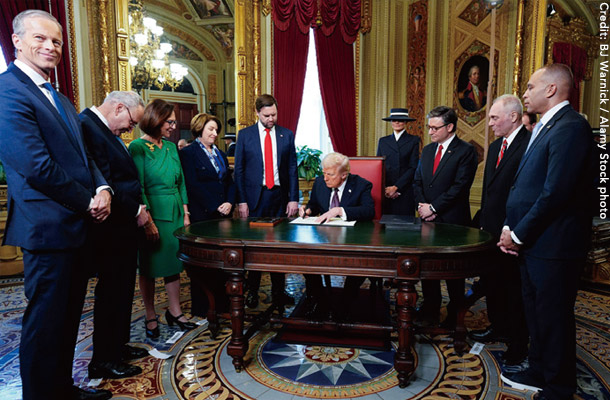 米国議会議事堂で行われた就任式に続き、大統領室で署名するトランプ大統領