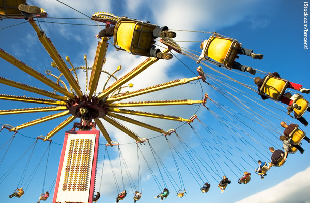 移動式遊園地の空中ブランコ