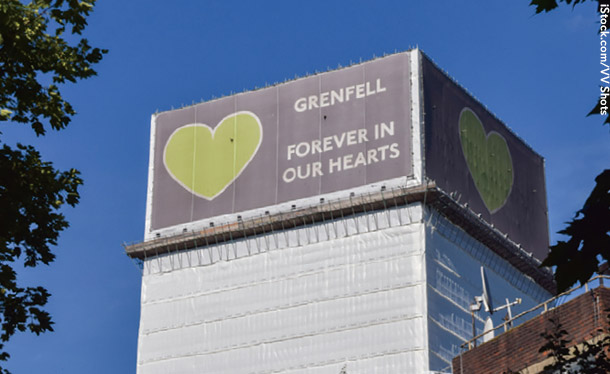 メモリアルのシートが張られたグレンフェル・タワー