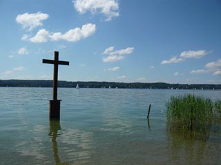 ルートヴィヒ2世が溺死したシュタンベルク湖。事件は小説「うたかたの記」の題材になった