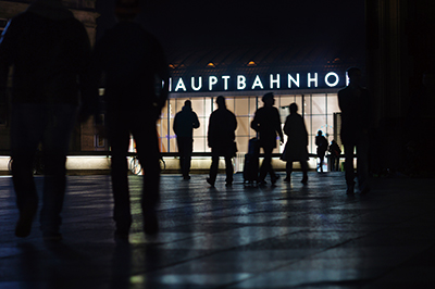 夜のケルン中央駅前