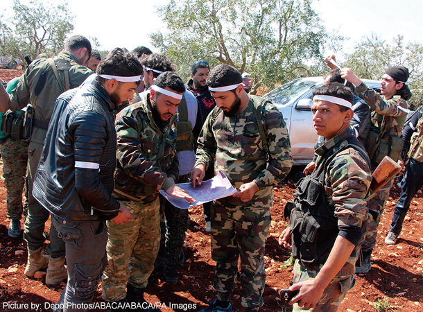 シリアのクルド自治領アフリンで戦闘を繰り広げるトルコ軍