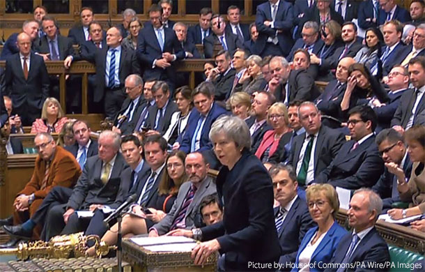 1月15日にロンドンで行われた離脱合意案の議会採決に臨む、英国のメイ首相（中央）