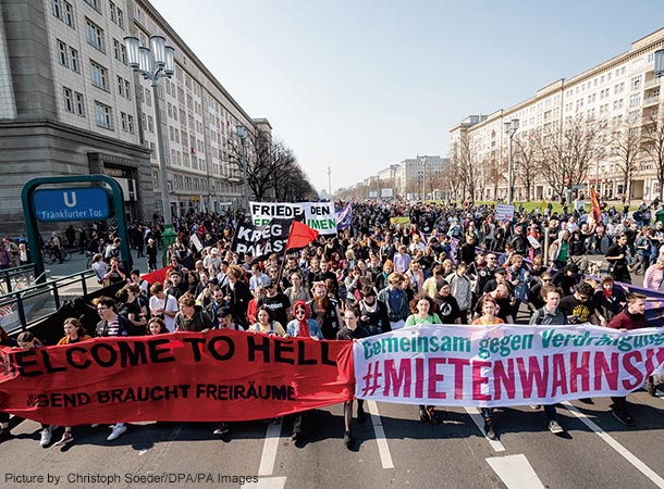 4月6日にベルリンで行われたデモの様子