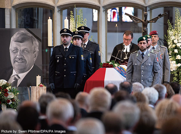 殺害されたヴァルター・リュプケ氏の葬儀がカッセルの教会で執り行われた