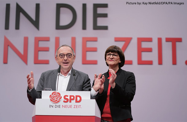 8日、SPDの党代表に選ばれたヴァルター＝ボリャンス氏（左）とエスケン氏（右）