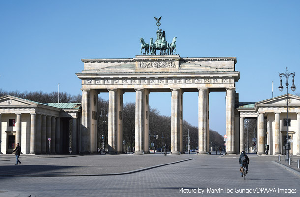 3月25日、人通りのほとんどなくなったベルリンのブランデンブルク門前