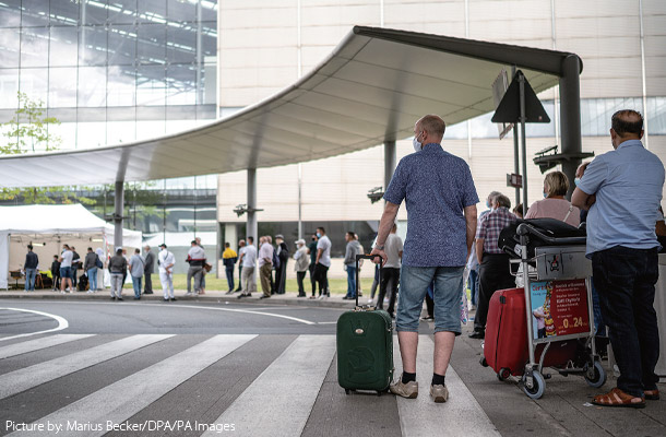 7月25日、ケルン・ボン空港で無料のPCR検査の列に並ぶ、危険地域から帰国した人々