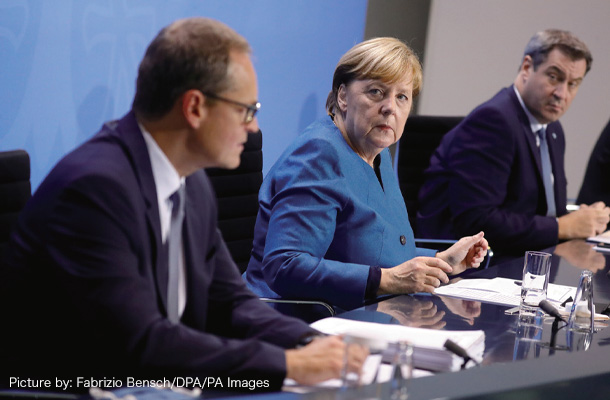 10月28日、記者会見で接触制限令を発表したメルケル首相