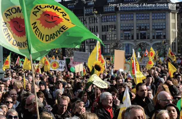 2011年3月26日にハンブルクの反原発デモの様子。事故直後、脱原発を求めるデモがドイツ各地で行われた