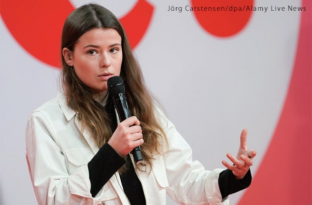 昨年12月12日に開かれた社会民主党（SPD）のデジタルディベートキャンプで話す環境保護活動家のノイバウアーさん