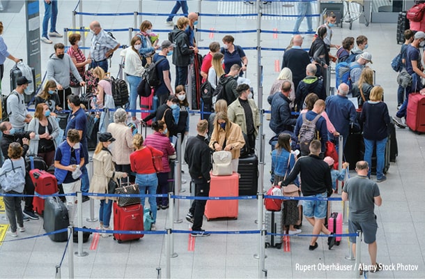 2日、デュッセルドルフ国際空港のチェックインカウンターに多くの旅行客が並んだ
