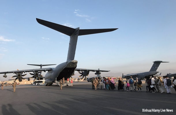 8月25日、カブール空港でドイツ連邦軍の輸送機に乗り込む人々