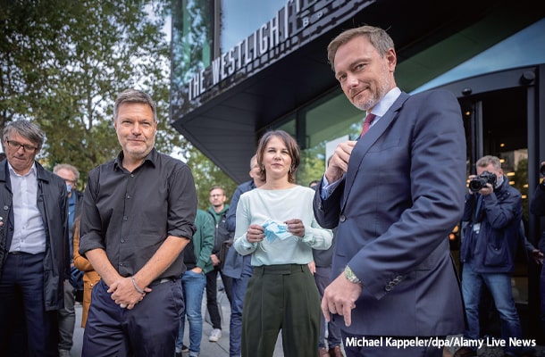 1日、三者協議を終えた緑の党の共同党首ハベック氏（左）とベアボック氏（中央）、 FDPのリントナー氏（右）