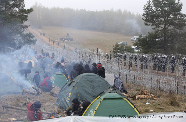 10日、ベラルーシとポーランドの国境地帯の難民キャンプの様子