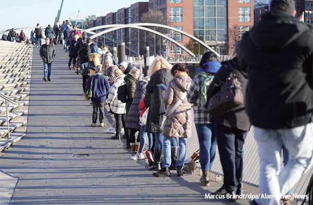 11月22日、ハンブルクのエルプフィルハーモニーで行われた予防接種キャンペーンの列の長さは数百メートルに及んだ