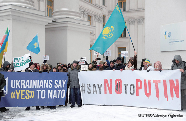 1月9日、ウクライナのキエフにてプーチン大統領の政策に抗議する市民たち
