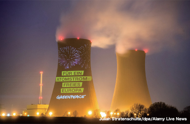 昨年末に廃炉になったニーダーザクセン州のグローンデ原子力発電所。環境保護団体グリーンピースが「原子力フリーの欧州のために」の文字を映し出した