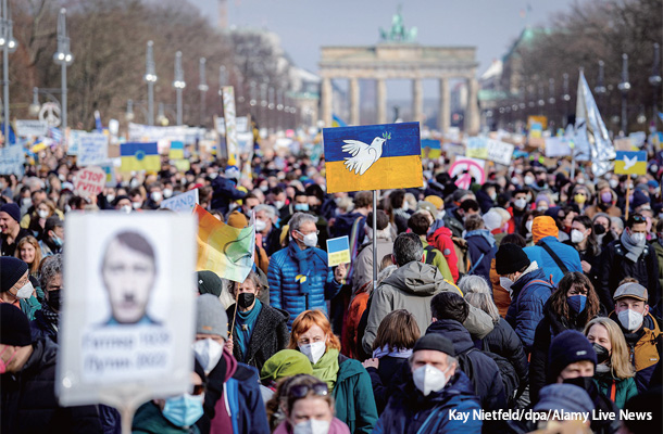 2月27日にベルリンで行われたデモでは、10万人以上の市民がウクライナへの連帯を表明した