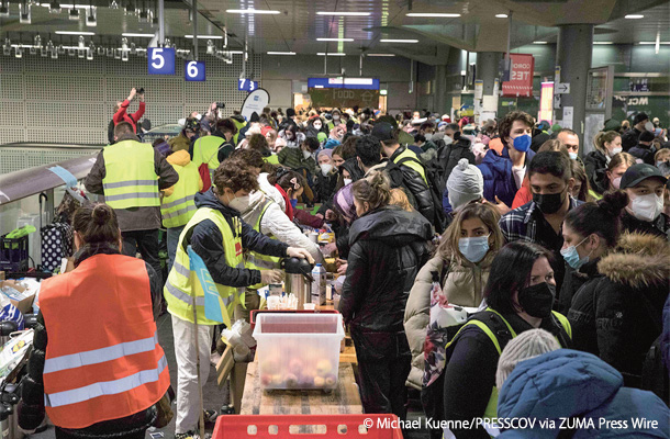 ウクライナから毎日数千人が到着するベルリン中央駅では、数百人のボランティアが対応している（7日撮影）