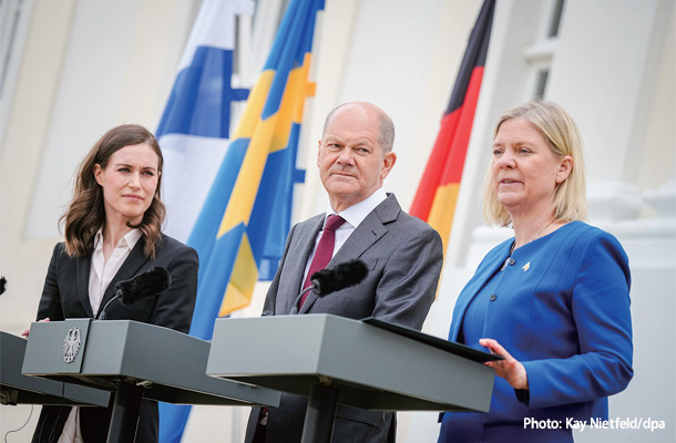 5月3日、ドイツを訪れたスウェーデンのアンデルソン首相（右）とフィンランドのマリン首相（左）