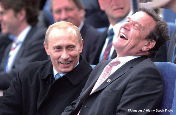 2003年、サンクトペテルブルクの式典で談笑するプーチン大統領とシュレーダー元独首相