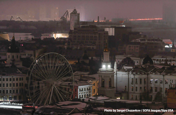 11月23日、街一体が停電となったウクライナの首都キーウ