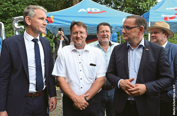 6月25日、ゾンネベルク郡の選挙で勝利したAfDのゼッセルマン氏（中央）