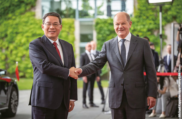 6月20日にベルリンで行われた独中政府間協議で握手する、ショルツ首相と中国の李首相