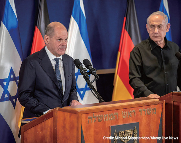 7日、テルアビブで記者会見するショルツ首相とイスラエルのネタニヤフ首相